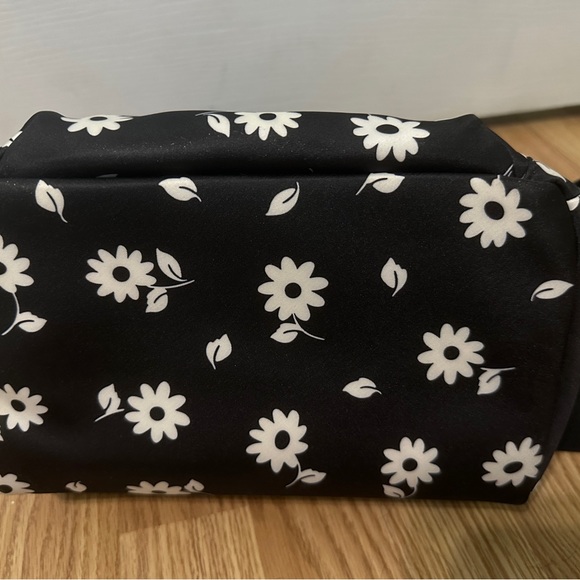 kate spade chelsea daisy print medium backpack - Picture 3 of 6